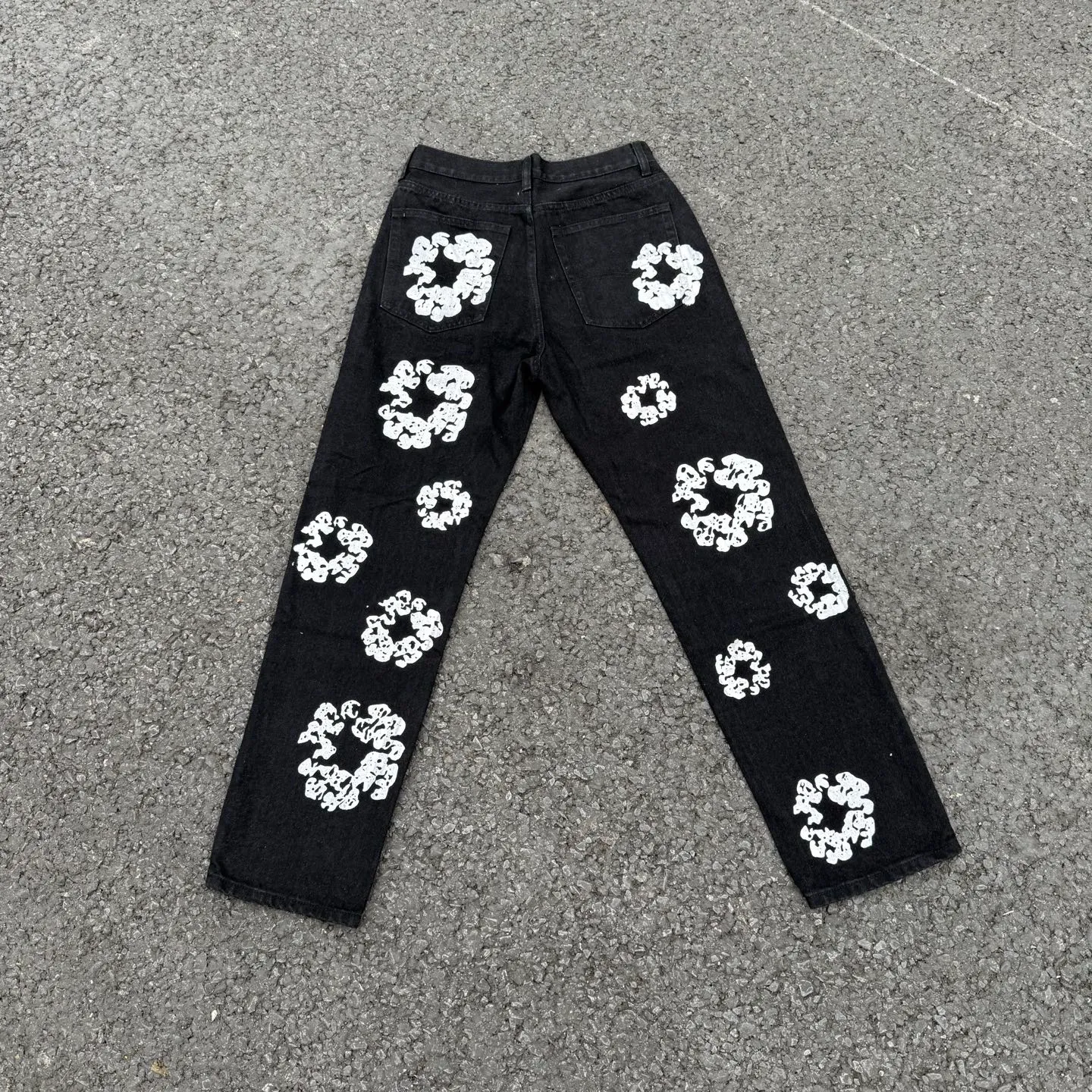 #8197 P220💰 DENIM TEARS Kapok American niche brand printed washed straight jeans. Produced by a major washed factory. Full of high-end feel. Knee part destroyed design with patchwork design. Already used as facade design. Leather waist nameplate. The focus of this style is not on washing, but on the destroyed shape and version. The secret lies in the craftsmanship of the master. The cost of post-production grinding, machining, knife cutting, etc. is far beyond comparison with assembly line products. Color: black, blue, gray. Size: 28-36 (corresponding to S-XXL)